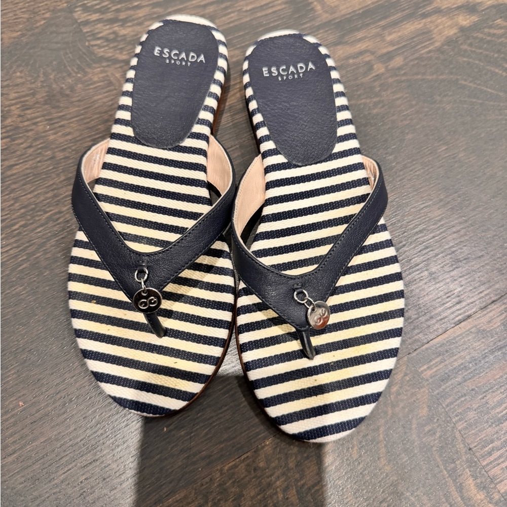 Pre-Owned Authentic Escada Woman’s Flat Sandals 35 Leather and fabric  Thong
